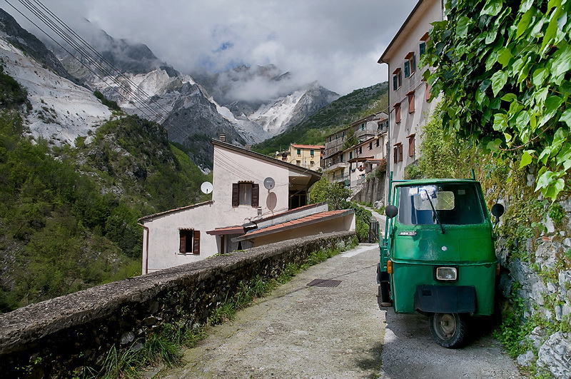 toskanaD35_7013-1 als Smart-Objekt-1 Kopie.jpg - Carrara der Ort aus dem der weiße Carrara Marmor stammt.